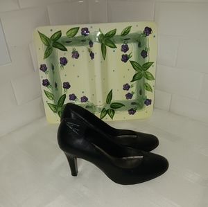 Apt. 9 Black round toe faux leather. 3.5 heel. Size 6.5 W